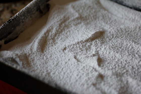 Marshmallow in pan dusted